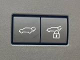 【パワーバックドア】スマートキーや運転席のボタンを押すだけでリアゲートが自動で開閉します!荷物を持っている時や、高い位置にあるバックドアを閉める際に便利な機能です♪