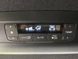 【リアオートエアコン】広い後部座席には必須の機能!風量や温度を自動で調整し前席と同様な車内環境にしてくれるリアオートエアコンを装備。夏の暑さも冬の寒さもストレスなく快適にお過ごしいただけます♪