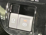 【電動パーキングブレーキ】パーキングブレーキは便利な電動式!ボタン一つで操作でき、アクセルを踏めば自動で解除されます♪レバーやペダルが無いので運転席廻りもすっきりしますね♪