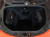 カーペットカラーNero 152は、落ち着いた色調で、エレガントなインテリアデザインを提供します。