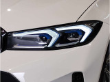 【LEDヘッドライト】先進のLEDテクノロジーを採用。放射される白色光の周波特性は太陽光に近く、バイキセノン・ヘッドライトを上回るコントラストで更に明るく輝きます!