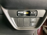 ハンドルの右下にETC2.0がついています。高速道路の料金所の通過も楽々です!。 カードの取り出しもしやすい場所についています。ボタン操作でトランクが開けられる電動テールゲートのボタンもついています。