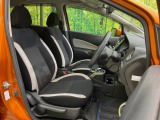 運転席まわりには十分なスペースがあり、大柄な方でもゆったり運転していただける環境です。