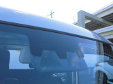 スマートアシスト3機能付き!前方の車や歩行者と衝突する危険性があると判断すると、音や表示で警告。さらに危険性が高まると緊急ブレーキで減速。衝突回避や衝突時の被害を軽減する機能です!