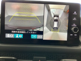 マルチビューカメラシステム搭載車です。お車の周囲を全方位でカバーします。後方・前方・両脇と、コンディションが悪い視界でもカラーモニターに映し出した映像がドライバーをサポートします。