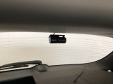 後方にもドライブレコーダーのカメラが付いています。前後両方でお車の周りを監視・記録いたします。
