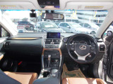 フロントガラスも大きく、開放感があり明るい運転席です♪