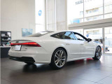 Audiの美学を追究したそのシルエットは、ダイナミクスとエレガントを融合。しかも、ボディの随所に施されたエア口ダイナミクス設計により走行性能、燃費、静粛性をも向上させています。