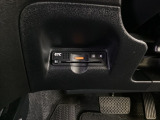 ハンドルの左下にETCがついています。高速道路の料金所の通過も楽々です。 カードの取り出しもしやすい場所についています。