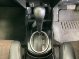 CVT車のセレクトレバーです。低速から高速まで、変速ショックのないスムーズな走りを実現するとともに、エンジン効率のよい領域を維持することで燃費にも貢献します。