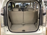開口部も広く荷物の積み下ろしもしやすいお車となっております。シートを前方にスライドさせれば、さらに荷室を広げられます。また、床下にも収納スペースがあります。