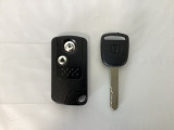 スマートキーを装備しています。鍵を差し込むことなくドアロックの開け閉めと、スタートボタン操作でのエンジンスタートができます。通常のキーもスペアとして用意しております。