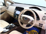 『1台』のお車に対して、3名体制で日々議論を重ね仕入れを行っております。