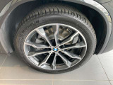 一部モデルを除いたほとんどの車両でランフラットタイヤが標準装備♪たとえタイヤの空気が抜けてしまっても、~80km/hの速度で80km程の距離を走行可能です。