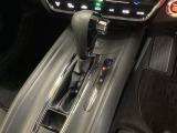 CVT車のセレクトレバーです。低速から高速まで、変速ショックのないスムーズな走りと、エンジン効率のよい領域を維持して燃費にも貢献します。サイドブレーキはスイッチ操作の電子制御パーキングブレーキです。