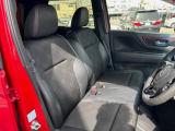 運転席まわりには十分なスペースがあり、大柄な方でもゆったり運転していただける環境です。