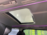 【サンルーフ】開放感たっぷりの希少装備、サンルーフが装着されています!車内に明かりを取り入れたり景色を楽しむ以外にも、車内の空気も簡単に換気できて快適です!