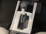 CVT車のセレクトレバーです。低速から高速まで、変速ショックのないスムーズな走りを実現するとともに、エンジン効率のよい領域を維持することで燃費にも貢献します。