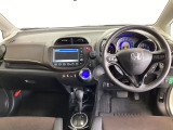 車内は光触媒抗菌消臭施工済です。インパネ周りはスタイリッシュなデザインで機能や装備も充実しています。グローブボックスやカップホルダーのほかにトレーなどたくさんの収納スペースが付いています。