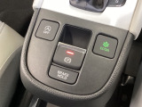 セレクトレバーの下に電子制御パーキングブレーキがあります。スイッチひとつで、停車した地点の傾斜などをシステムが検知・判断してブレーキ力を自動的に最適制御し、しっかり停車できるパーキングシステムです。