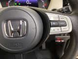 ハンドルにHondaセンシング系のクルーズコントロールやレーンキープアシストなどのスイッチと、オーディオの操作スイッチが装備されています。ハンドルから手を離さず安全に操作できます。