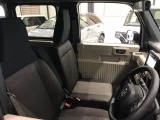 長時間の運転でも疲れにくい運転席シートです。自然な姿勢を保ち、体への負担をやわらげ、痛めやすい腰へのサポートも強化しています。