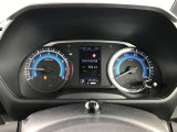 見やすいスピードメーターと中央にはモニターがあり車の設定やタイヤのアングル確認もできます!!
