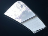 【 サンルーフ 】解放感溢れるサンルーフ。車内には爽やかな風や太陽の穏やかな光が差し込みます。