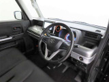 シンプルで使いやすいデザインの運転席です。