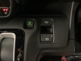 セレクトレバーの右に電子制御パーキングブレーキがあります。スイッチひとつで、停車した地点の傾斜などをシステムが検知・判断してブレーキ力を自動的に最適制御し、しっかり停車できるパーキングシステムです。