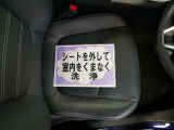 室内外はもちろん、シートを外してニオイの元となるフロアカーペットまで消臭・除菌を実施。中古車を気持ちよくお乗りいただけるクリーニングサービスです。詳細は販売店スタッフまでおたずねください。