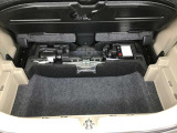 ボード下には車載工具とパンク修理キットが収まっています。収納スペースもあります。
