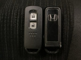 スマートキーを装備しています。鍵を差し込むことなくドアロックの開け閉めと、スタートボタン操作でのエンジンスタートができます。スペアキーも同じものを用意しております。