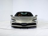 フロントサスペンションリフターは、車の前部を最大40mm持ち上げ、段差や急な坂道をスムーズに走行可能にします。速度が40km/hを超えると自動解除され、アダプティブヘッドライトも装備されます。