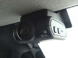 事故に遭遇してしまった時など、品質の高い映像と音声で運転の記録するドラレコ。ドライブの思い出を記録に残したい方や、ご自身のドライビングをチェックされたいお客さまにもおすすめです。