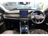 美しい内装のデザイン、ハンドルを握るたびにワクワクするお車ですよ。