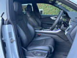 人間工学に基づいて設計されたシートは車のもっているドライビングフィールを存分にドライバーに伝えてくれるクオリティの高い仕上がりとなっています。