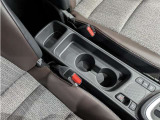 便利なカップホルダーを装備しています。 缶ジュースを開けて運転していると振動で倒れないかヒヤヒヤ、意外と置き場に困るもの。 意外に重要な装備ですね。