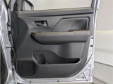 運転席ドア内張はご覧の通り。ドアポケットの収納もバッチリです