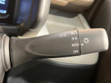 【オートライト】周りの明るさに応じて自動でヘッドライトの点灯・消灯ができる機能です!ライトの付け忘れ・消し忘れなどが無くなり、雨の日や夕方の走行も安心!トンネル通過時も便利ですね♪