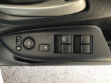 電動格納式リモコンドアミラーと、パワーウィンドウマスタースイッチ等は運転席ドアにあります。