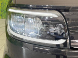 【LEDヘッドライト】悪天候や夜間走行時も良好な視界を確保し安心して運転できる高輝度LEDヘッドライトを装備!点灯速度が早く、消費電力も抑えられています。