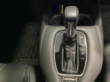 CVT車のセレクトレバーです。低速から高速まで、変速ショックのないスムーズな走りと、エンジン効率のよい領域を維持して燃費にも貢献します。サイドブレーキはスイッチ操作の電子制御パーキングブレーキです。
