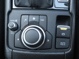 マツダコネクトを操作するコマンダーコントロールです。運転中に自然と手の触れる位置に配置されています。