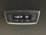 【リアオートエアコン】広い後部座席には必須の機能!風量や温度を自動で調整し前席と同様な車内環境にしてくれるリアオートエアコンを装備。夏の暑さも冬の寒さもストレスなく快適にお過ごしいただけます♪