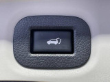 【パワーバックドア】スマートキーや運転席のボタンを押すだけでリアゲートが自動で開閉します!荷物を持っている時や、高い位置にあるバックドアを閉める際に便利な機能です♪