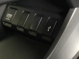USB入力端子が運転席のすぐ手元にあり、スマホをケーブルでつないで音楽などを楽しめます