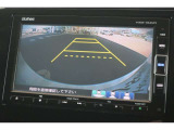 バックカメラ付きで後方の確認も安心です。スムーズな駐車・車庫入れをサポートします。