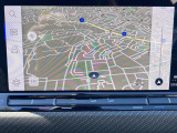 スマートフォン用アプリ[Apple CarPlay][Android Auto]対応の純正ナビ Discover Pro を装備、ラジオ、地デジTV、Bluetoothハンズフリー通話にも対応。