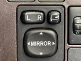 【電動格納ミラー】サイドミラーは電動格納式となっており、狭い駐車場でもキズがつくリスクを抑えられます。